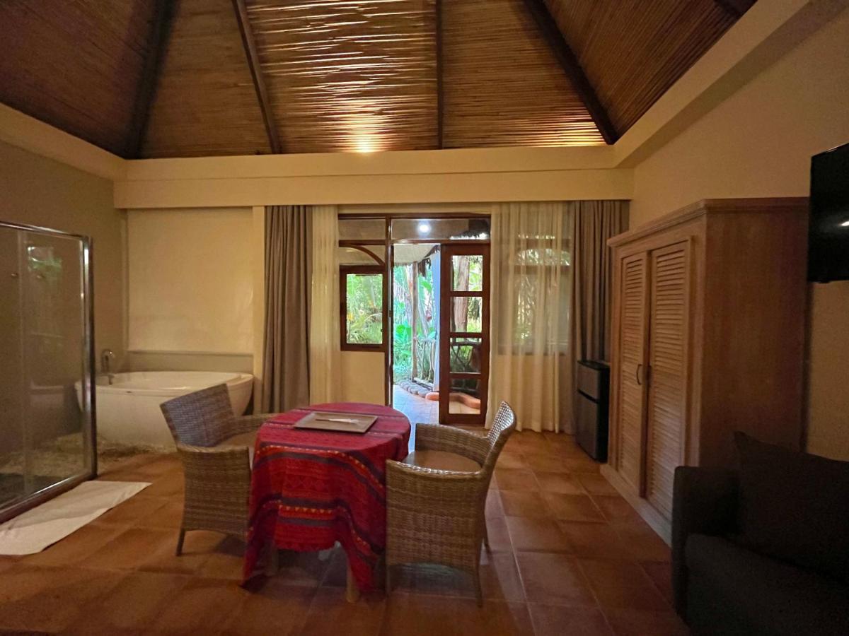 Coco Grove Beach Resort, Siquijor Island Exterior foto A room at the resort