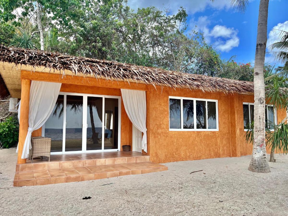 Coco Grove Beach Resort, Siquijor Island Exterior foto A beach villa at the resort