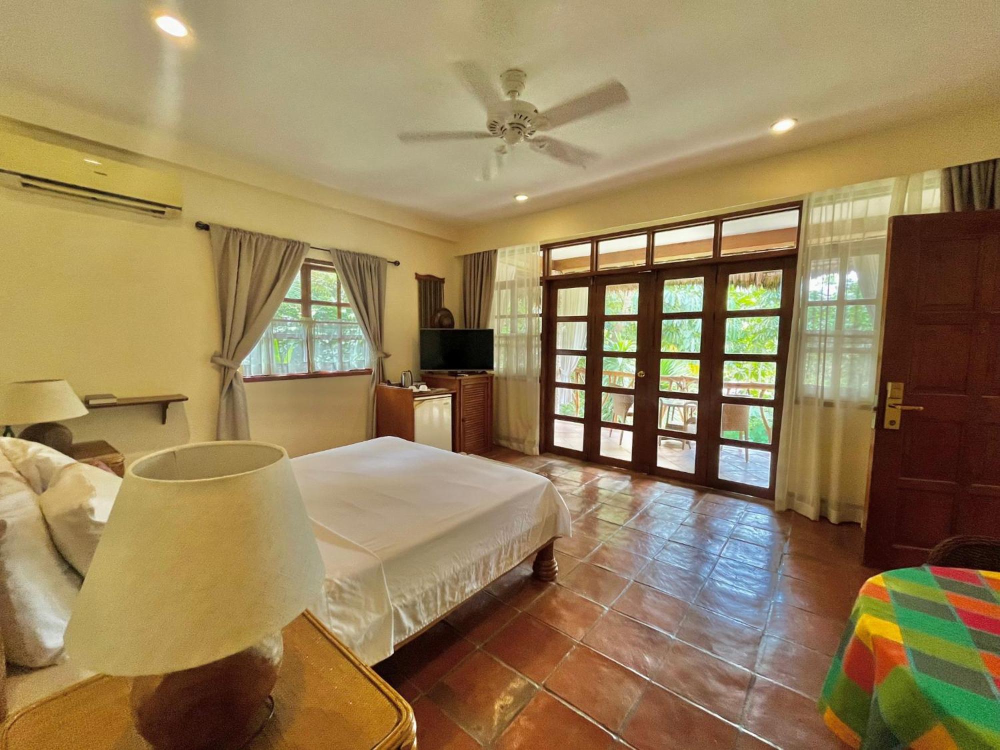 Coco Grove Beach Resort, Siquijor Island Exterior foto A bedroom at the resort