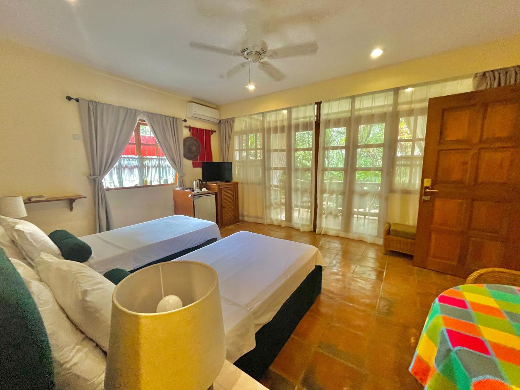 Coco Grove Beach Resort, Siquijor Island Exterior foto A bedroom at the resort