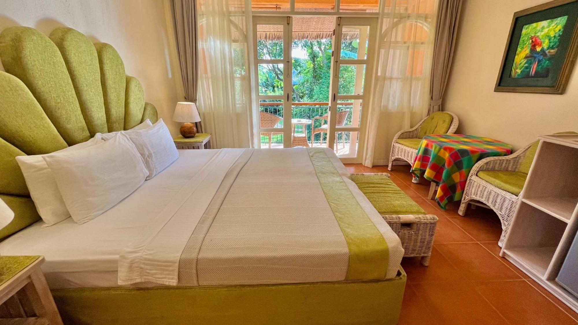 Coco Grove Beach Resort, Siquijor Island Zimmer foto A room at the hotel