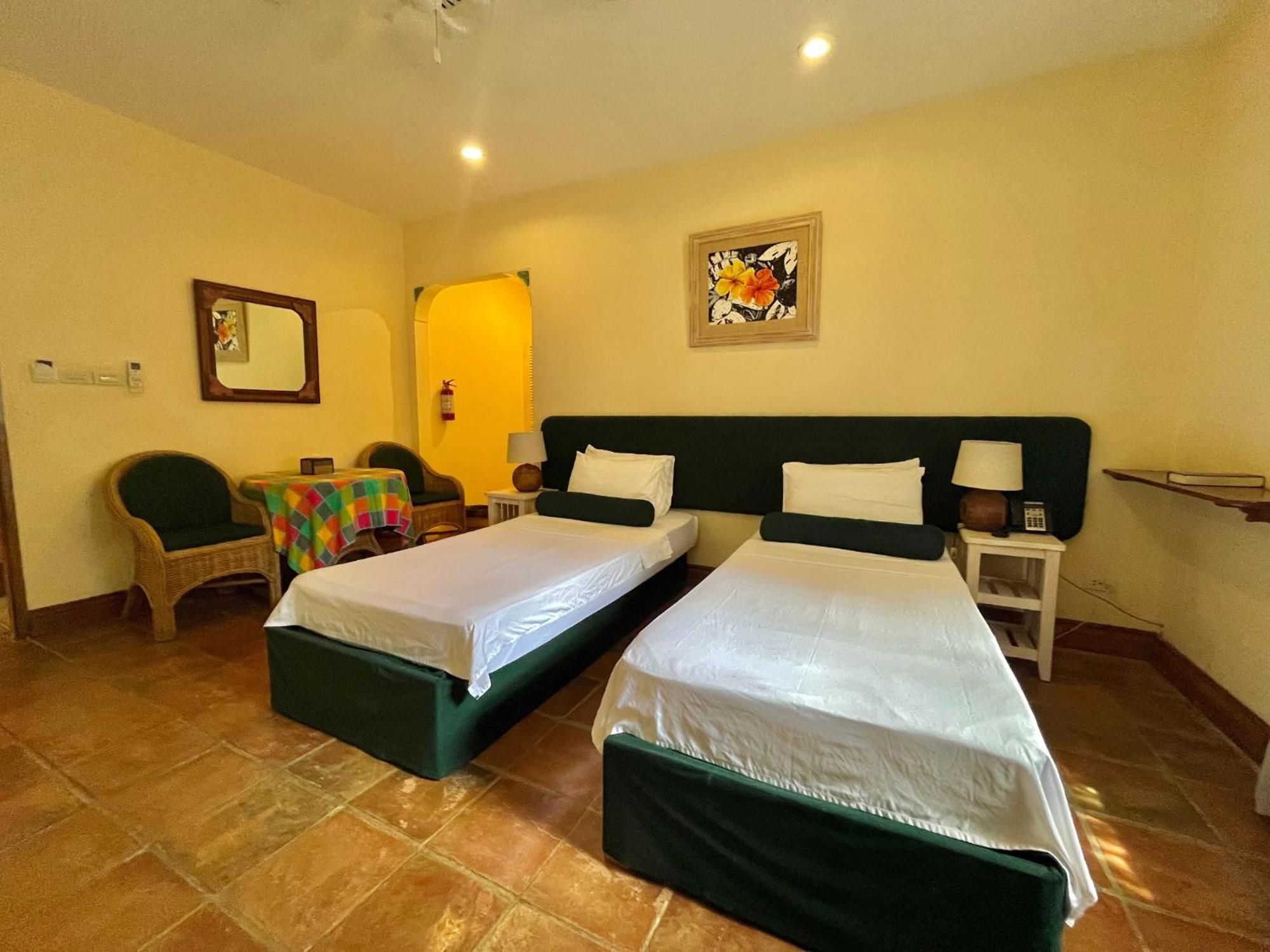 Coco Grove Beach Resort, Siquijor Island Zimmer foto A room at the hotel