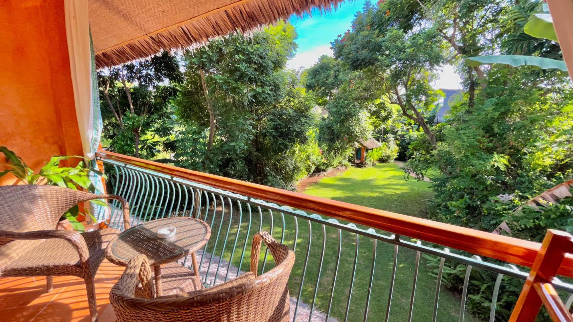 Coco Grove Beach Resort, Siquijor Island Zimmer foto View from the balcony of a villa at the resort