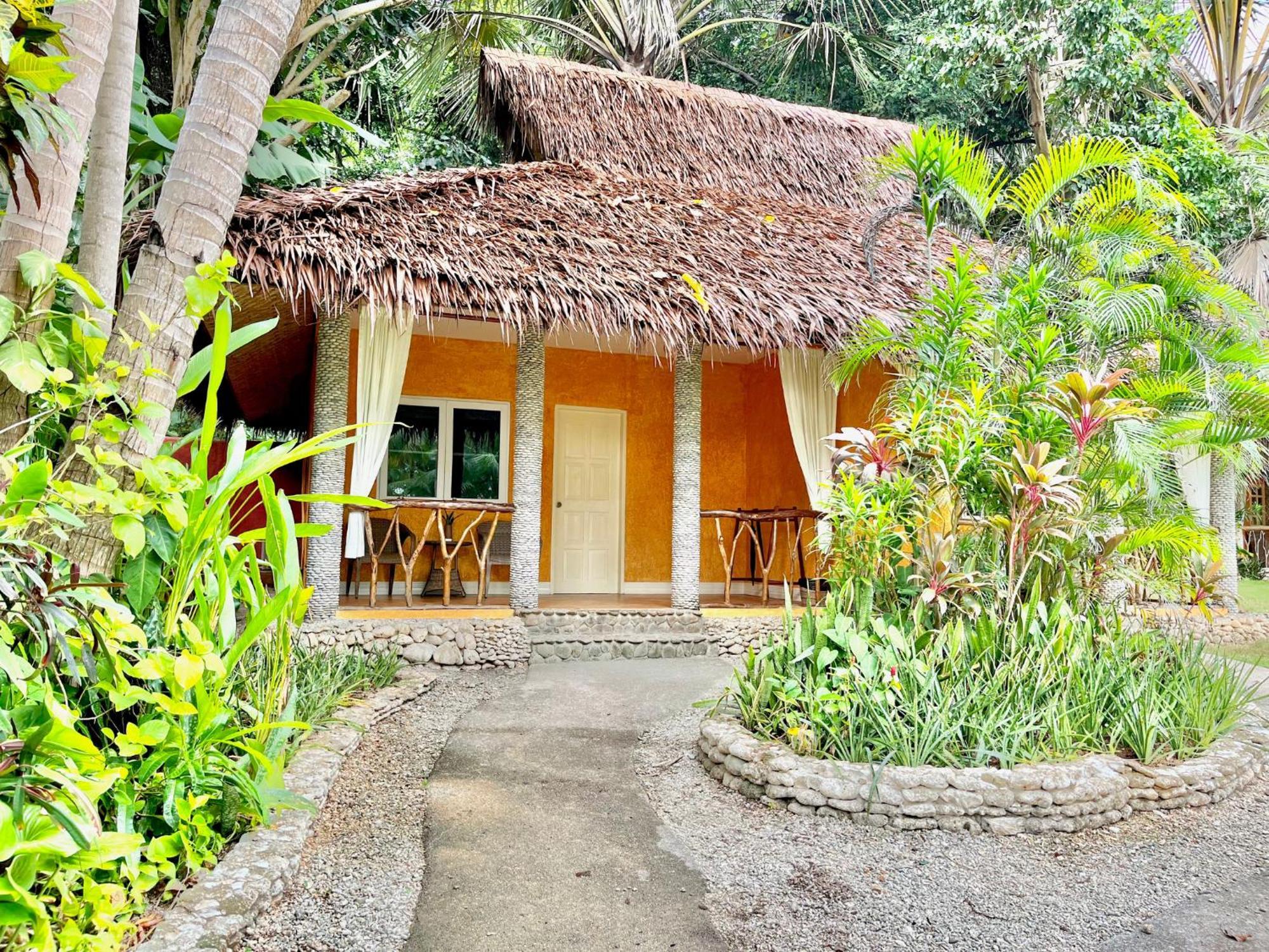 Coco Grove Beach Resort, Siquijor Island Zimmer foto A bungalow at the resort